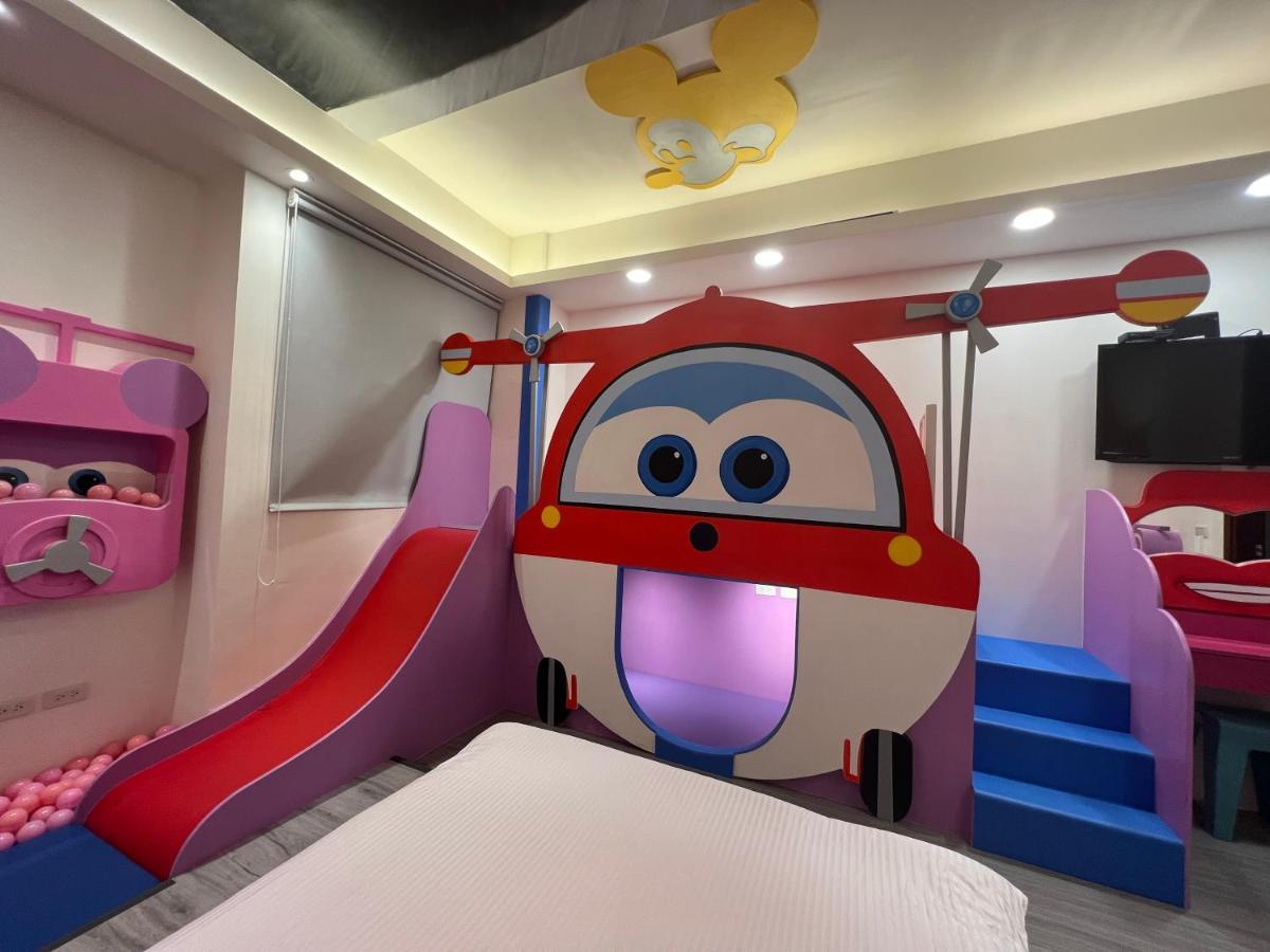 Fun Holiday Family Hostel Tainan Zewnętrze zdjęcie