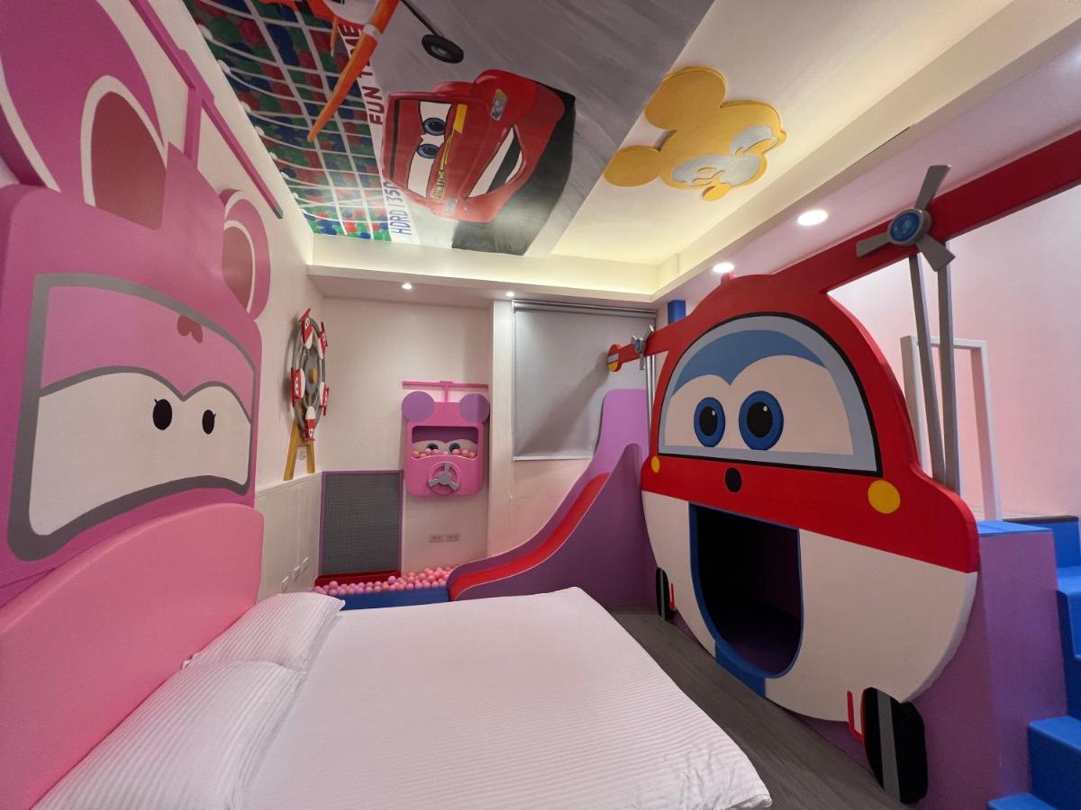 Fun Holiday Family Hostel Tainan Zewnętrze zdjęcie