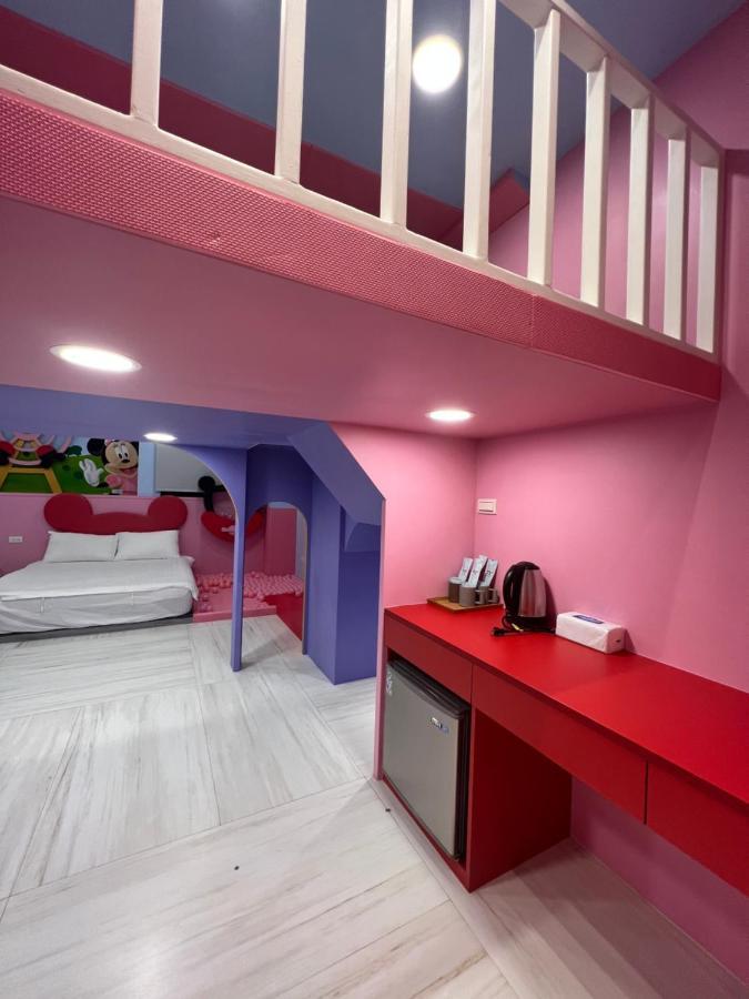 Fun Holiday Family Hostel Tainan Zewnętrze zdjęcie