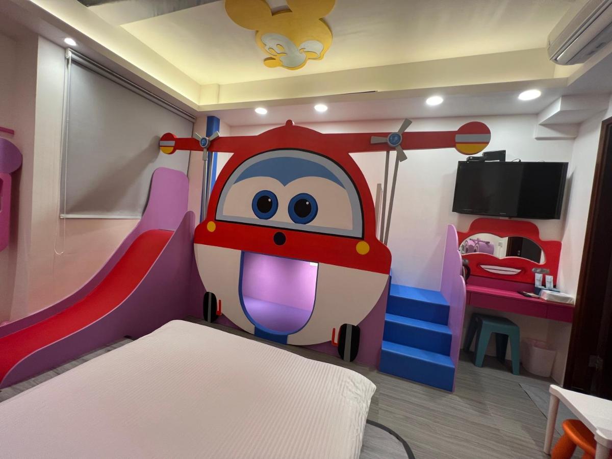 Fun Holiday Family Hostel Tainan Zewnętrze zdjęcie