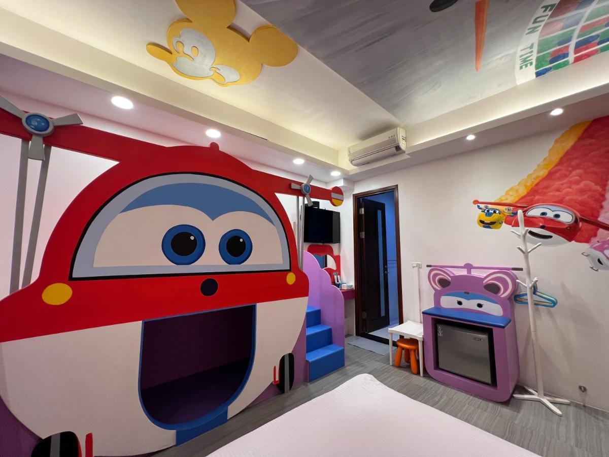 Fun Holiday Family Hostel Tainan Zewnętrze zdjęcie