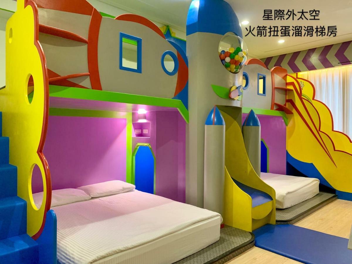 Fun Holiday Family Hostel Tainan Zewnętrze zdjęcie